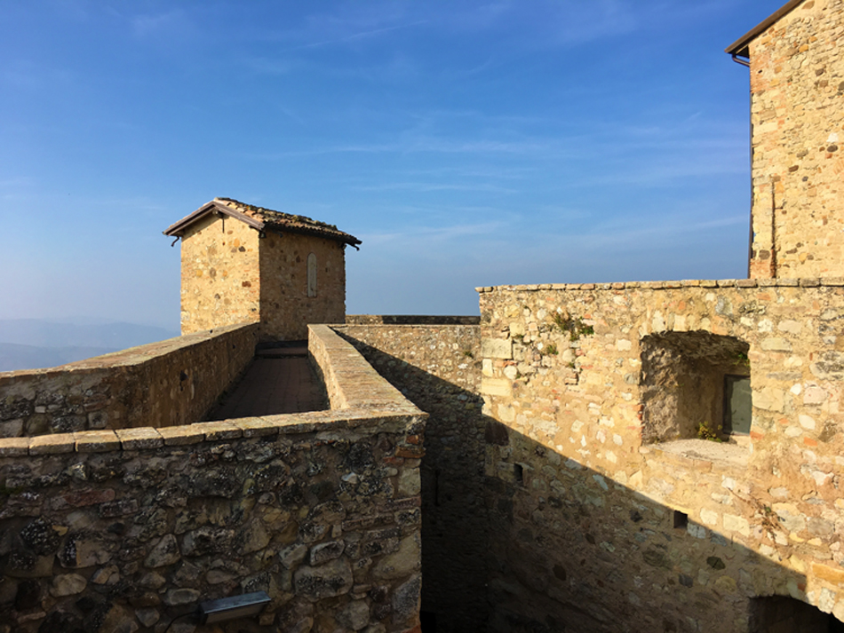 The walkway at Rossena Castle.
