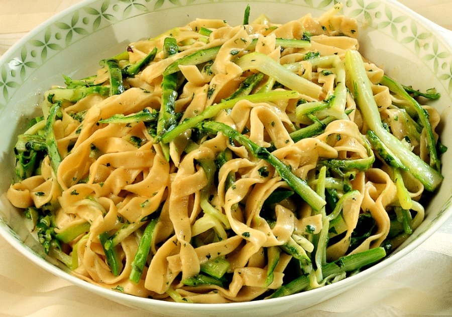 Tagliatelle with asparagus